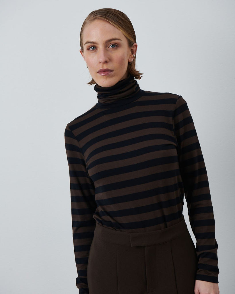 LA ROUGE ApS Stinna Rollneck T-shirt Black / Brown Stripes